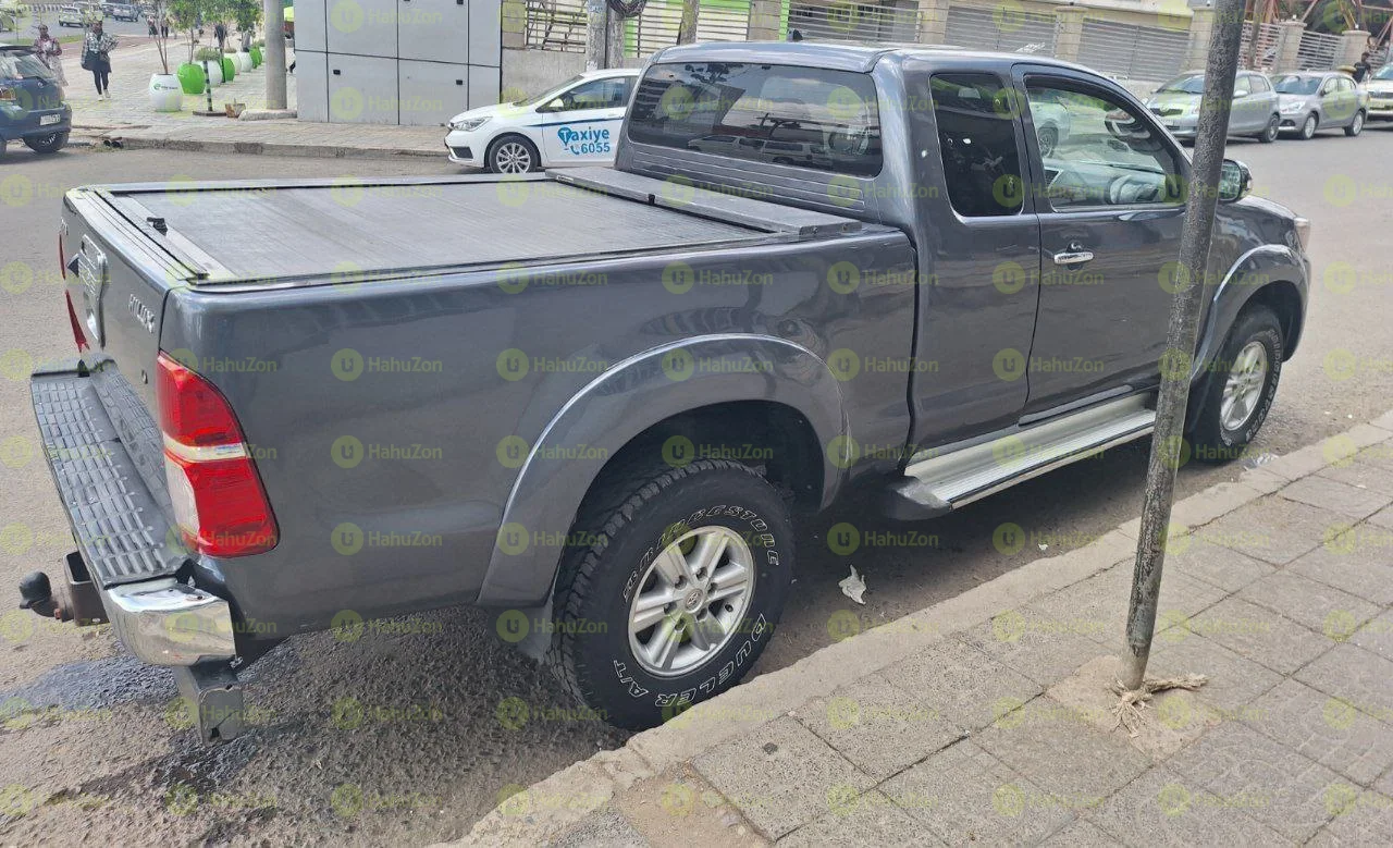 2013 Model-Toyota Hilux kin Cab