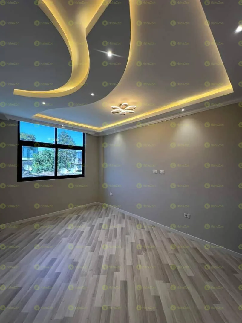 330 ካሬ የሚሸጥ G+2 መኖሪያ ቤት በጃክሮስ