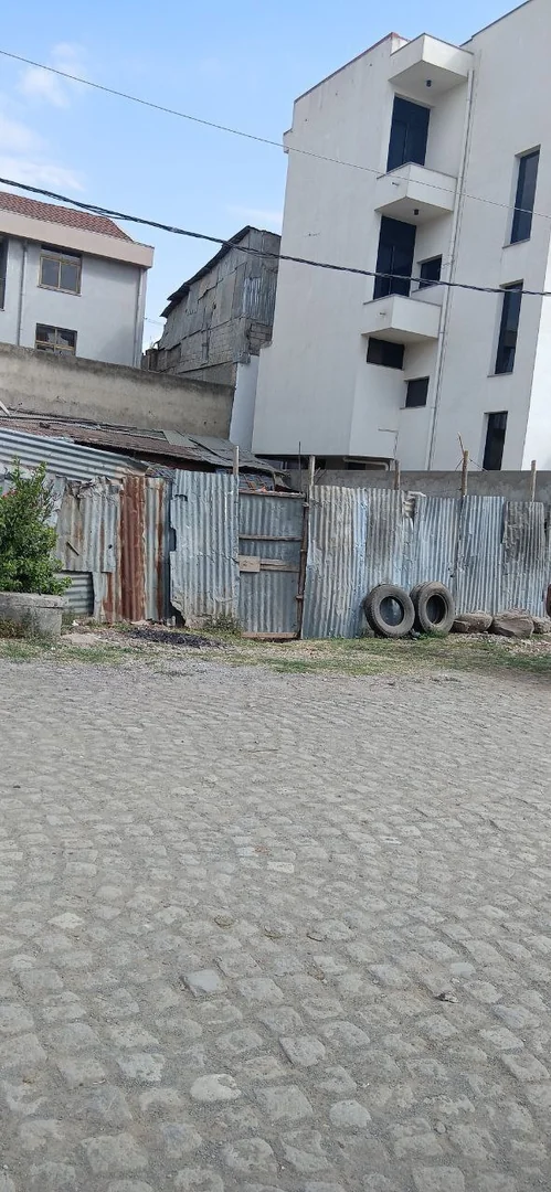 250 ካሬ የሚሸጥ ቤት በሰሚት