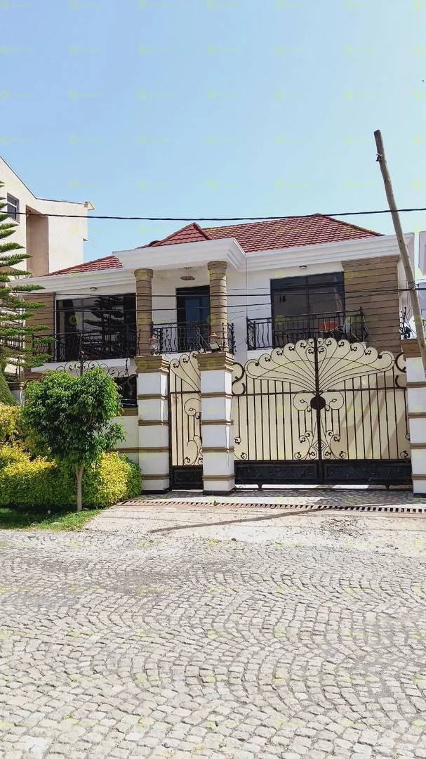 300 ካሬ የሚሸጥ G+1 ቤት በአያት