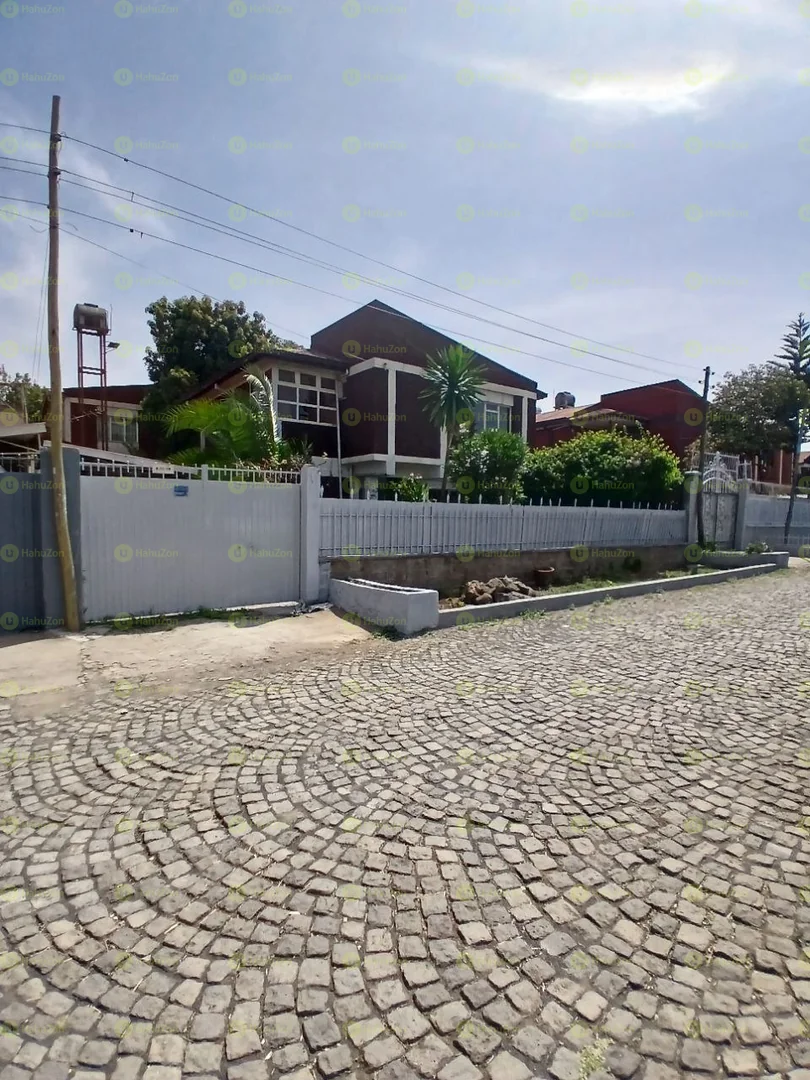 300 ካሬ የሚሸጥ G+1 ቤት በአያት