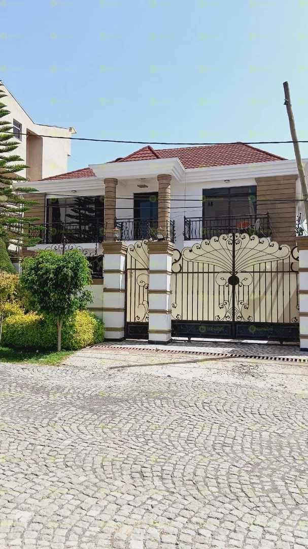 300 ካሬ የሚሸጥ G+1 ቤት በአያት