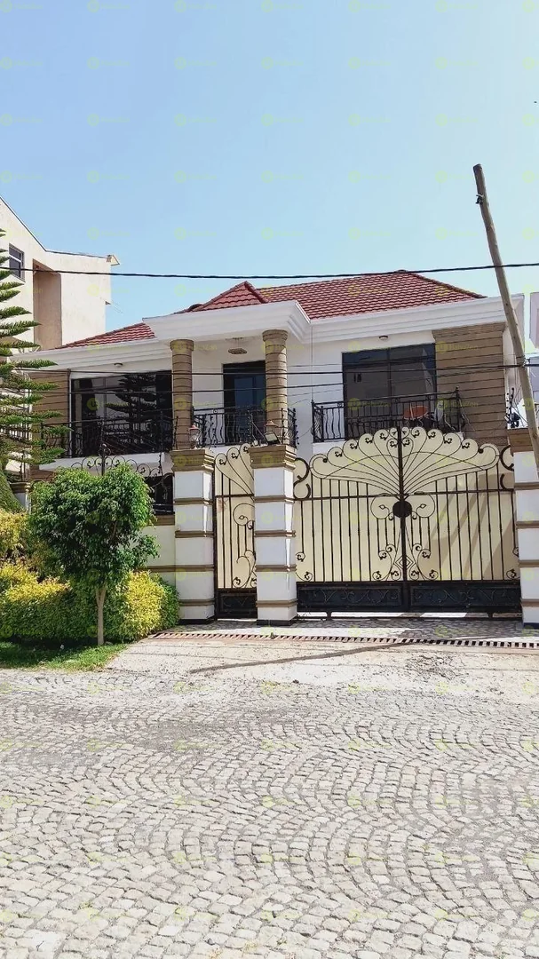 300 ካሬ የሚሸጥ G+1 ቤት በአያት