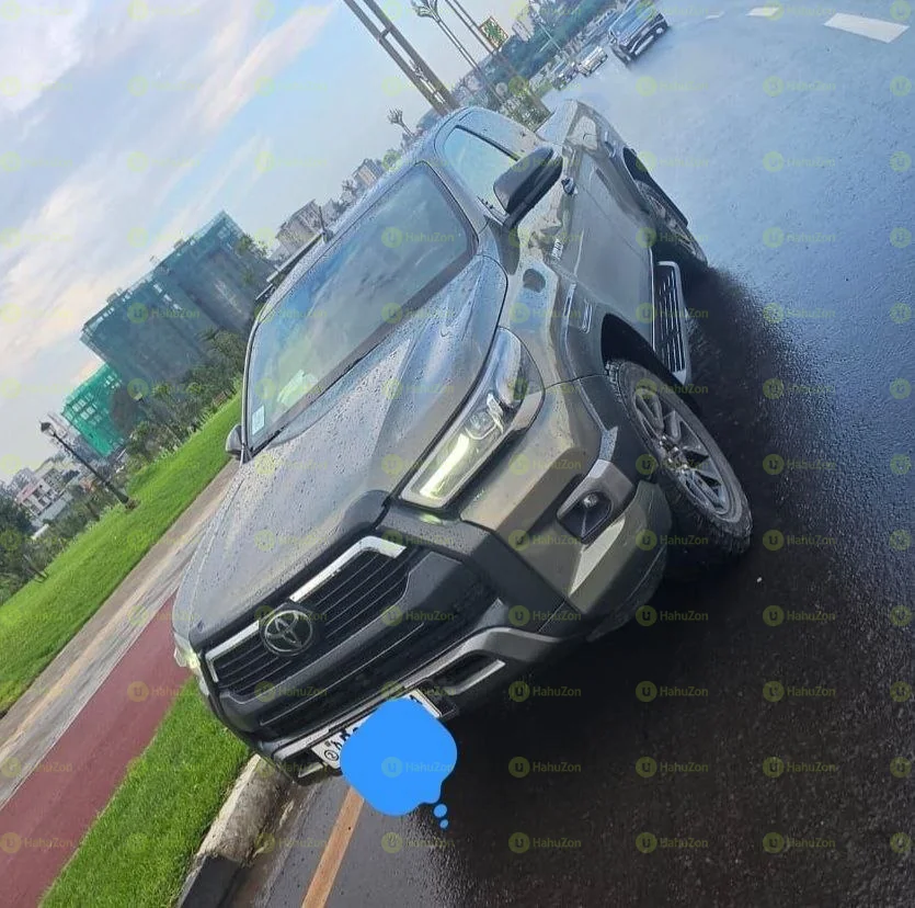 2021 Model-Toyota Hilux Invincble CEN-Cab
