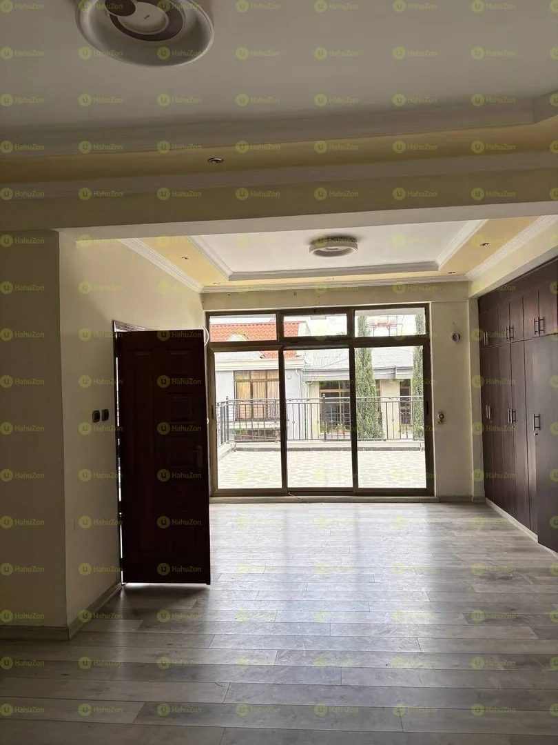 200 ካሬ የሚሸጥ G+3 ቤት በCMC