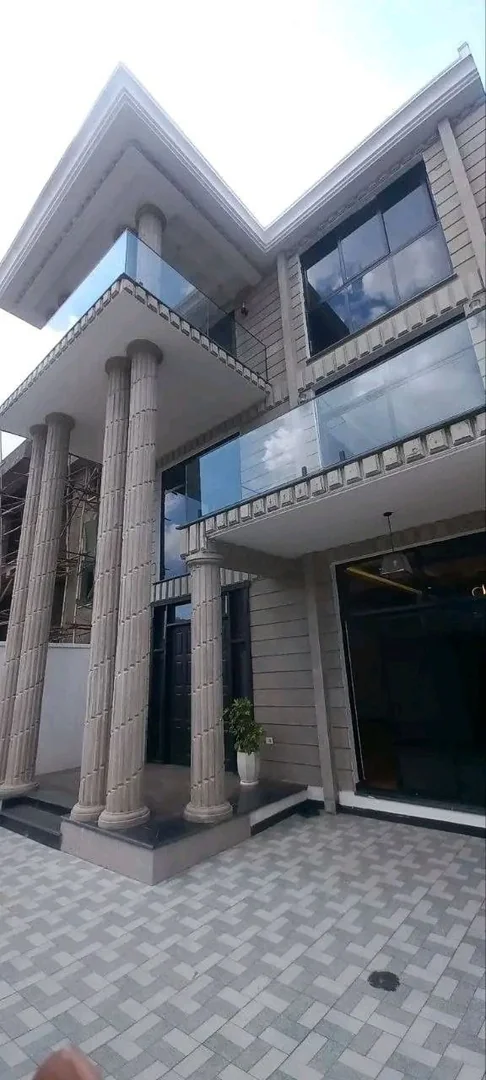 250 ካሬ የሚሸጥ ዘመናዊ G+2 ቤት በCMC