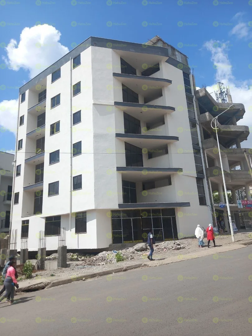 250 ካሬ የሚሸጥ B+G+5+ቴራስ ቤት በአያት
