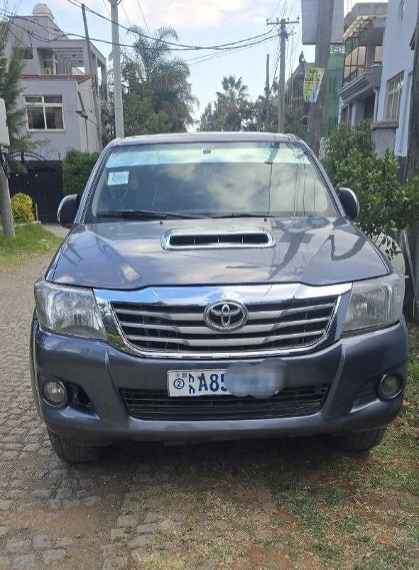 2013 Model-Toyota Hilux Kin Cab