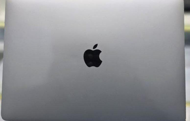 Apple MacBook Pro Laptop