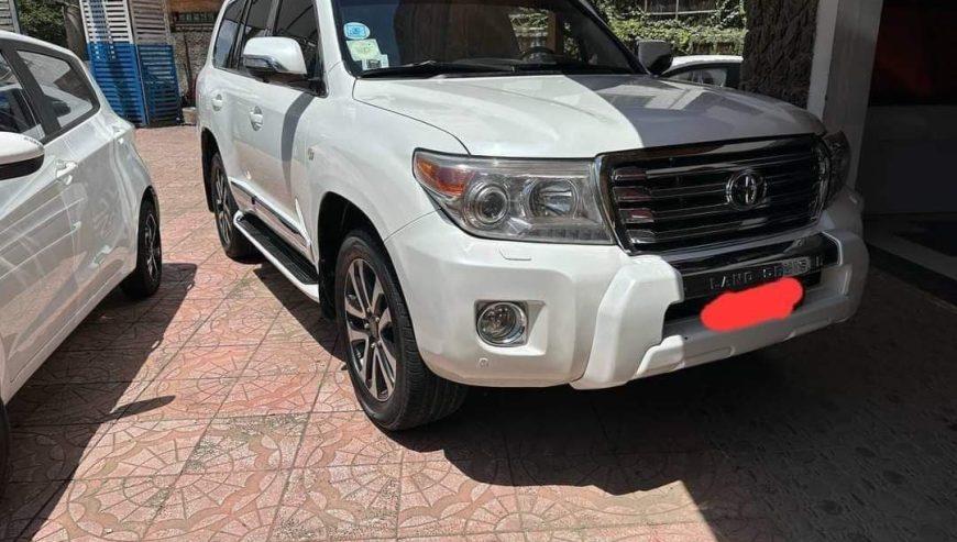 2011 Model-Toyota Landcruiser V8