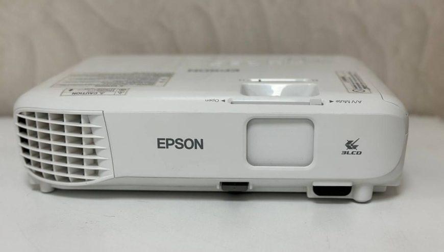 Epson EB- S05  Projector