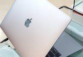 Apple MacBook Core i7 Laptop