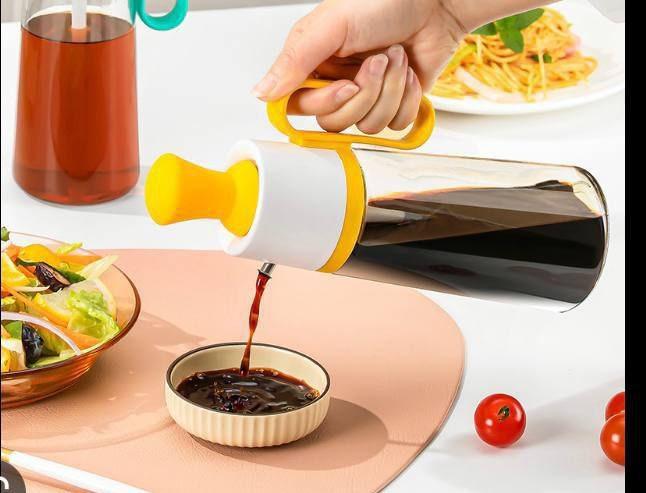 Integrated Brushing and Pouring Seasoning Bottle