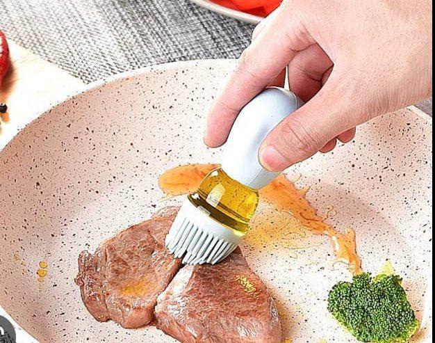 Integrated Brushing and Pouring Seasoning Bottle