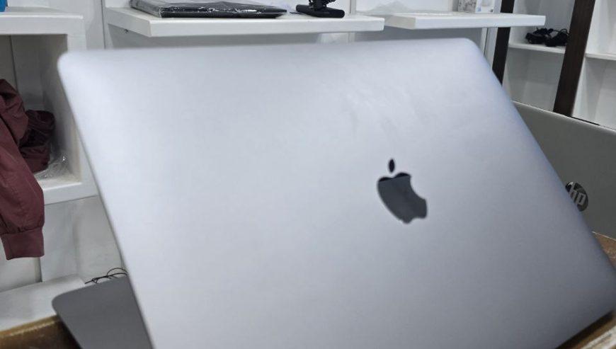 Macbook air M1 2020 Laptop